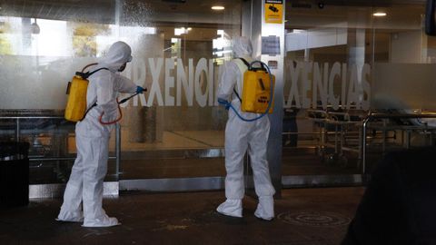 Miembros de la UME (unidad del ejército), en el centro hospitalario