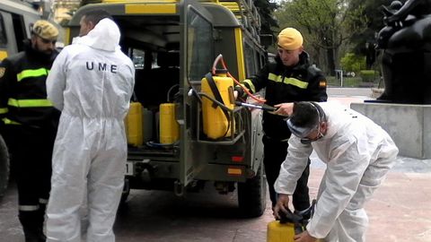 Soldados de la Unidad Militar de Emergencia (UME) se preparan para desinfectar la Junta General y Correos