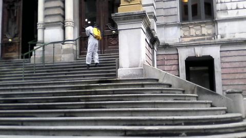 Un soldado de la Unidad Militar de Emergencia (UME) desinfecta la escalinata de la Junta General del Principado