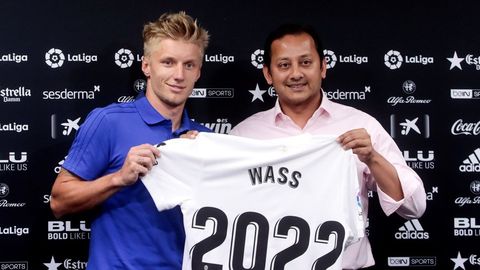 El presidente del Valencia, Anil Murthy, a la derecha, durante la presentación del excéltico Daniel Wass