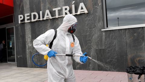 Miembro de la UME desinfectando las inmediaciones del HUCA