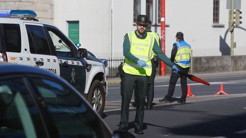 Un agente de la Guardia Civil realiza un control en la N-651 en Fene, Ferrolterra, durante la vigencia del estado de alarma