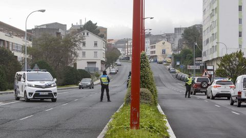 Control de carretera de Guardia Civil y Policía Local, para entrar y salid del puente de As Pías, en Fene
