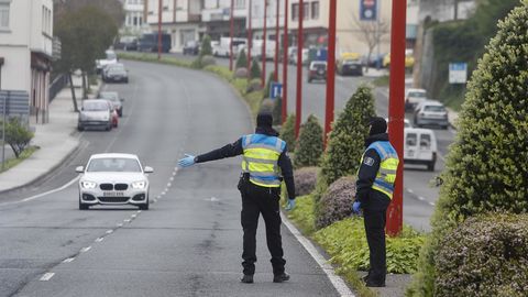 Control de carretera de Guardia Civil y Policía Local, para entrar y salid del puente de As Pías, en Fene