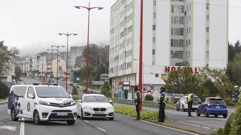 Control de carretera de Guardia Civil y Policía Local, para entrar y salid del puente de As Pías, en Fene