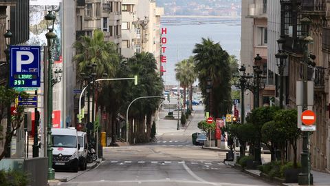 La calle Urzaiz de Vigo, casi vacía