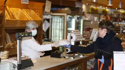 Comprando pasteles por el día del padre en una pastelería de Viveiro