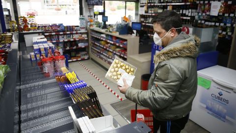Comprando pasteles por el día del padre en una pastelería de Viveiro