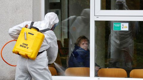 Efectivos de la UME durante las labores de desinfeccin del hospital de Cabuees de Gijn en primavera