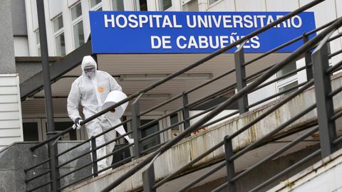 Efectivos de la Unidad Militar de Emergencias UME, durante las labores de desinfeccin del hospital de Cabuees de Gijn realizadas durante la primera ola de la pandemia. ARCHIVO