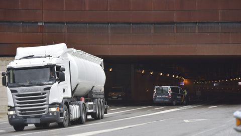 Un camión pasa el puesto fronterizo de Somport (Huesca) entre España y Francia tras el cierre de fronteras acordado por el Gobierno