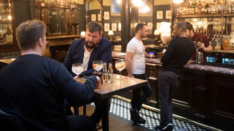 Dos londinenses apuran la ltima copa en un pub de Fleet Street, el pasado 19 de marzo