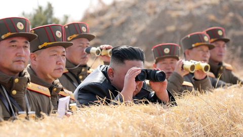 Kim Jong-un, duratne las pruebas del 9 de marzo de al menos tres proyectiles  desde un lanzacohetes mltiple