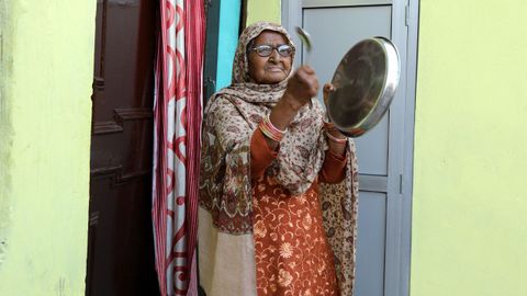 Los utensilios de cocina suenan cada tarde para expresar el apoyo de la poblacin de la India a sus sanitarios