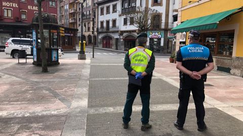 Agentes de la Guardia Civil y la polica en Cangas de Ons