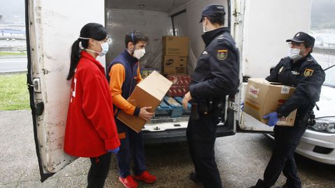 El primer reparto de alimentos a personas viveirenses cuya vulnerabilidad se ha agravado con la crisis del coronavirus se centralizó en Cruz Roja. Cooperaron Policía Nacional, Policía Local y Protección Civil
