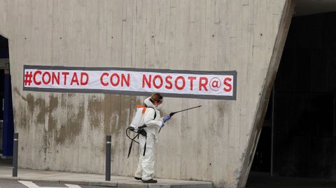 Trabajos de desinfección este lunes en el Hospital Universitario Central de Asturias (HUCA)