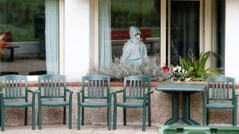 Trabajos de desinfección en la residencia de ancianos de Grado