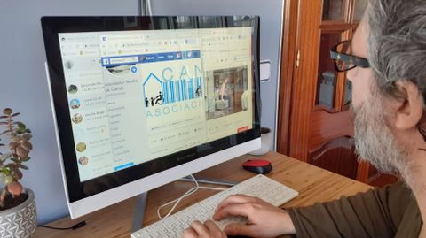 Roberto Taboada, presidente vecinal de Canido, siguiendo desde su casa una de las actividades de la asociación a través de Facebook