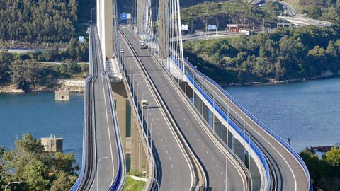 Aspecto que presentaba este martes por la tarde el puente de Rande, el tramo con mayor densidad de tráfico de la AP-9