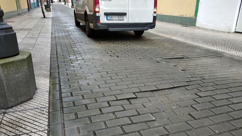 Baches en la calzada de la calle lvarez Lorenzana, en el barrio de El Cristo de Oviedo