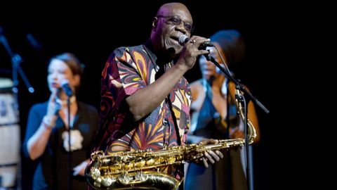 Manu Dibango, durante una actuación en el mítico teatro Apollo de Harlem, en el 2015