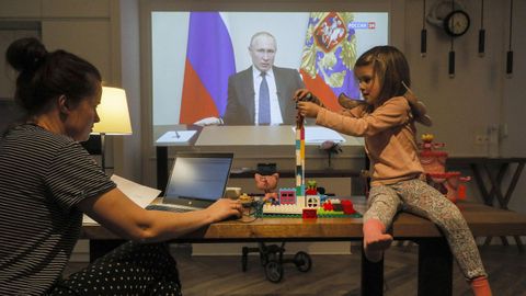 Natalia y su hija observan el discurso a la nacin del presidente Vladimir Putin en su casa de Domodedovo, regin de Mosc
