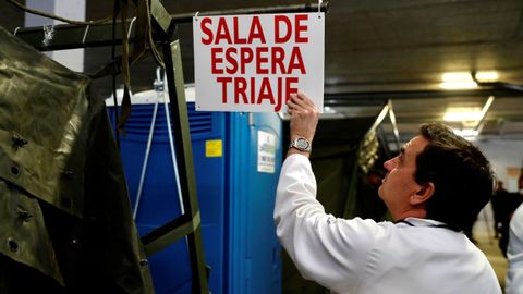  Personal sanitario este miércoles en el Hospital Universitario Central de Asturias (HUCA), en el aparcamiento subterráneo donde se ha montado un hospital de campaña