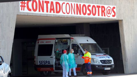 Personal sanitario, alrededor de una ambulancia, en el Hospital Universitario Central de Asturias (HUCA)