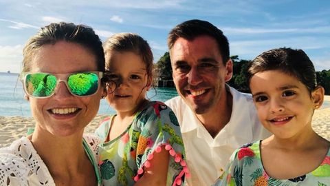 La ferrolana Paula Camba, con su marido y sus mellizas, en la isla filipina de Boracay