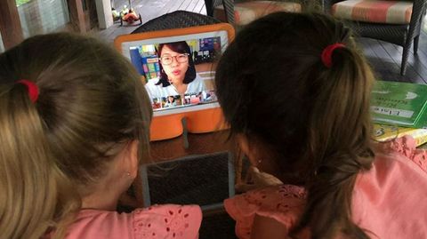 La escuela de Boracay a la que asisten las hijas de Paula imparte clases on line desde que se ordenó el confinamiento