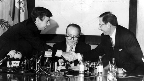 Dositeo Rodríguez (derecha) con Manuel Fraga y el entonces ministro Corcuera (izquierda) en una imagen de archivo