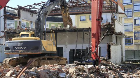Tragsa está acabando el derribo de la vieja lavandería del hospital Xeral, donde se construirá una central de biomasa