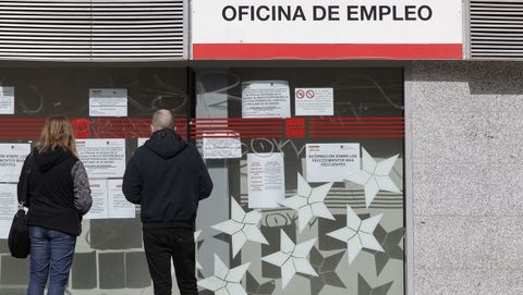 Mercado laboral, una oficina de empleo cerrada por la crisis sanitaria