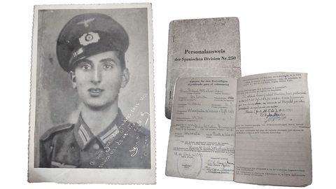 Los documentos de Juan. Natividad Martínez custodia algunos documentos que atestiguan el paso de su padre (en la foto) por la División Azul. De su tío no conserva ninguna imagen.