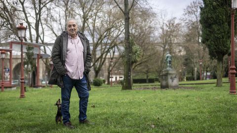 Javier Pazos, con su perrita «Inu» en el parque Miño de Ourense, en una imagen tomada a principios de febrero