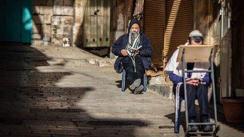 Dos judos ortodoxos rezan en una calle de Jerusaln, en pleno confinamiento