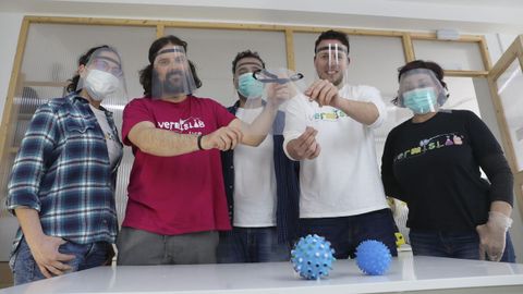 Marcos Saavedra con el resto de sus compañeros, con las pantallas de protección.