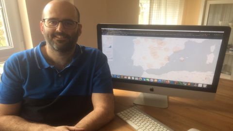 El docente Carlos Fernández-Lozano con la página web en la que se pueden visualizar los datos del Ministerio de Sanidad.