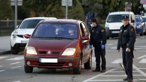 Un control de la Policía Nacional en el centro de Monforte en los primeros días del estado de alarma