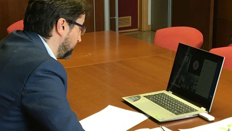 El consejero de Industria durante la videoconferencia con FADe, sindicatos y Cámaras de Comercio.