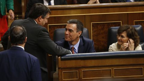 Aitor Esteban charlando en el Congreso con Pedro Sánchez y Carmen Calvo durante la investidura