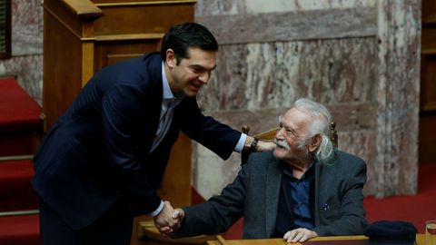 Tsipras saluda a Glezos, en enero del 2018 con Manolis Glezos