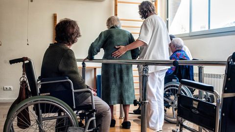 Una fisioterapeuta trabaja con un grupo de personas mayores