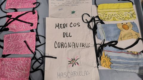 Mascarillas hechas a mano por una nia de 11 aos para los sanitarios de Urgencias del HUCA