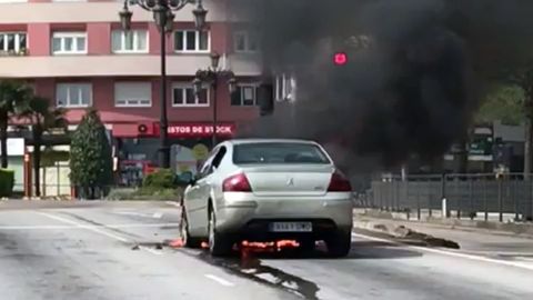 Un coche ardiendo, en el acceso a Oviedo desde la autopista Y