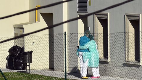 Imagen de archivo del personal de la residencia O Portazgo abrazándose . Fue una de las primeras afectadas por el covid-19 en A Coruña