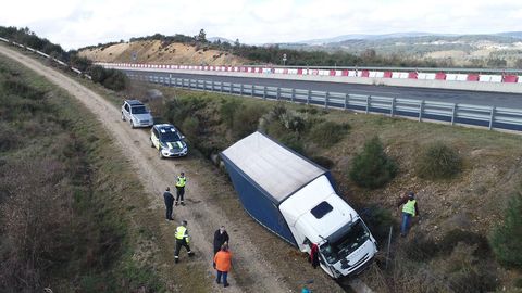 El camión quedó parado, sin volcar, a unos 300 metros de la vía.