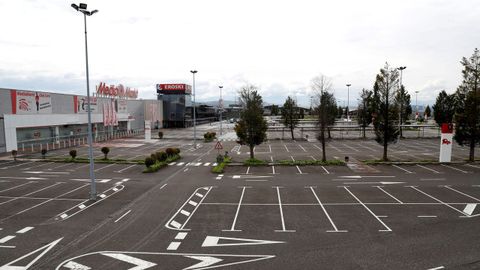 Vista del aparcamiento sin coches del centro comercial Parque Principado 