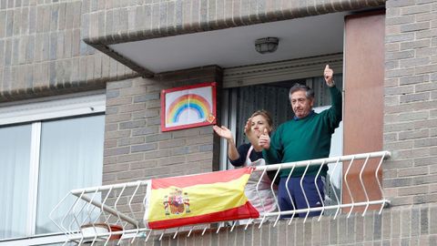 Vecinos de Lugones (Siero) aplauden al Ejrcito de Tierra desde los balcones